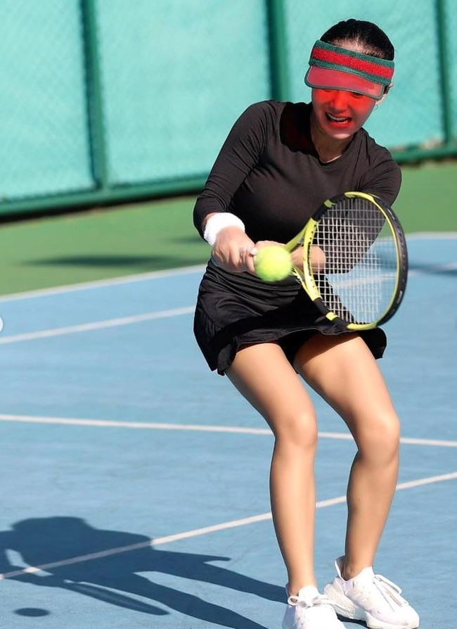 Meski sudah berusia 50 tahun namun penampilan Yuni Shara memang terlihat masih ideal. Tubuh langsingnya saat bermain tenis pun berhasil membuat netizen jadi salah fokus. oh omg bunda bodynya goal sekali, tulis salah satu komentar. Foto: Instagram/@yunishara36