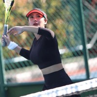 Dalam beberapa foto yang dibagikan secara sekaligus terlihat Yuni Shara mengenakan setelan olahraga berupa crop top lengan panjang dan rok mini berwarna hitam. Pakaian yang dikenakannya itu tampak memperlihatkan perut rata Yuni Shara dengan cukup jelas. Foto: Instagram/@yunishara36