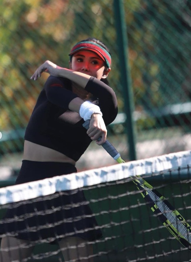 Penampilan Yuni itu makin menawan dengan Visor Cap berwarna merah dan hijau serta Sport Wristband berwarna putih. Jika hanya dilihat dari penampilannya mungkin tidak akan ada yang menyangka jika wanita bersuara merdu itu sudah berusia 50 tahun. Foto: Instagram/@yunishara36