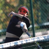 Penampilan Yuni itu makin menawan dengan Visor Cap berwarna merah dan hijau serta Sport Wristband berwarna putih. Jika hanya dilihat dari penampilannya mungkin tidak akan ada yang menyangka jika wanita bersuara merdu itu sudah berusia 50 tahun. Foto: Instagram/@yunishara36
