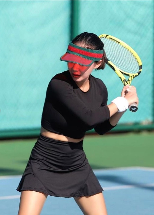 Tak hanya perutnya yang rata dan pinggangnya yang langsung, kaki Yuni Shara pun terlihat begitu kecil. Banyak netizen yang menyebut penampilannya masih seperti ABG. Bagaimana menurutmu? Foto: Instagram/@yunishara36