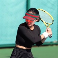 Tak hanya perutnya yang rata dan pinggangnya yang langsung, kaki Yuni Shara pun terlihat begitu kecil. Banyak netizen yang menyebut penampilannya masih seperti ABG. Bagaimana menurutmu? Foto: Instagram/@yunishara36