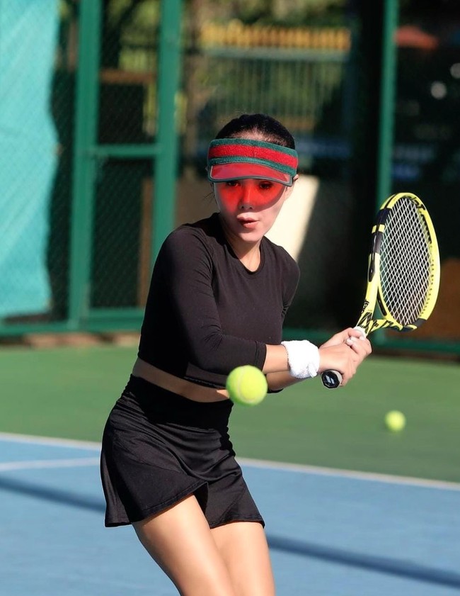 Punya wajah awet muda, penampilan stylish, dan tubuh ideal tak heran jika Yuni banyak diidolakan dan seringkali mencuri perhatian. Unggahan-unggahannya di Instagram pun selalu dibanjiri dengan komentar pujian dari netizen. Foto: Instagram/@yunishara36