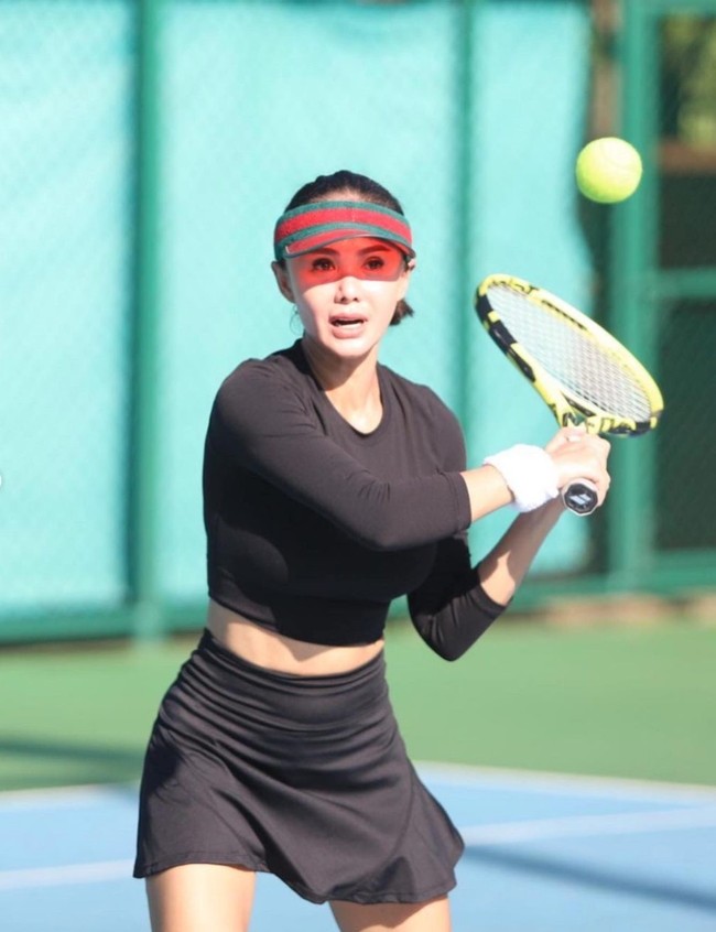 Olahraga tenis tampaknya sedang banyak digandrungi oleh kalangan artis, termasuk Yuni Shara. Melalui akun Instagram pribadinya, Yuni tampak membagikan foto-foto dirinya saat bermain tenis. Foto: Instagram/@yunishara36