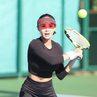 Olahraga tenis tampaknya sedang banyak digandrungi oleh kalangan artis, termasuk Yuni Shara. Melalui akun Instagram pribadinya, Yuni tampak membagikan foto-foto dirinya saat bermain tenis. Foto: Instagram/@yunishara36