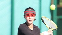 7 Foto Yuni Shara saat Main Tenis yang Bikin Salfok, Tubuh Bak ABG Disorot