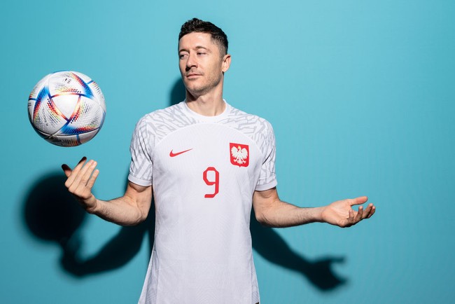 Kapten Timnas Polandia, Robert Lewandownski, selalu menyita perhatian penonton saat berlaga di Piala Dunia 2022. Selain kemampuannya, tentu parasnya yang jadi alasan. (Dan Mullan/Getty Images)