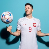 Kapten Timnas Polandia, Robert Lewandownski, selalu menyita perhatian penonton saat berlaga di Piala Dunia 2022. Selain kemampuannya, tentu parasnya yang jadi alasan. (Dan Mullan/Getty Images)