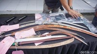 7 Senjata tajam yang terdiri dari celurit dan pedang disita (Foto: Deny Prastyo)