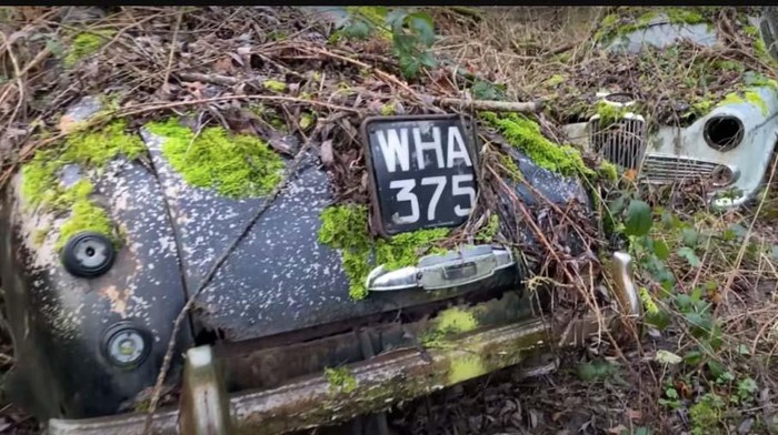 Ada Kuburan Mobil Klasik di Hutan Ini, Begini Potretnya! Ada penampakan mengejutkan di hutan Inggris. Seorang YouTuber menemukan kuburan mobil klasik. Begini penampakannya.