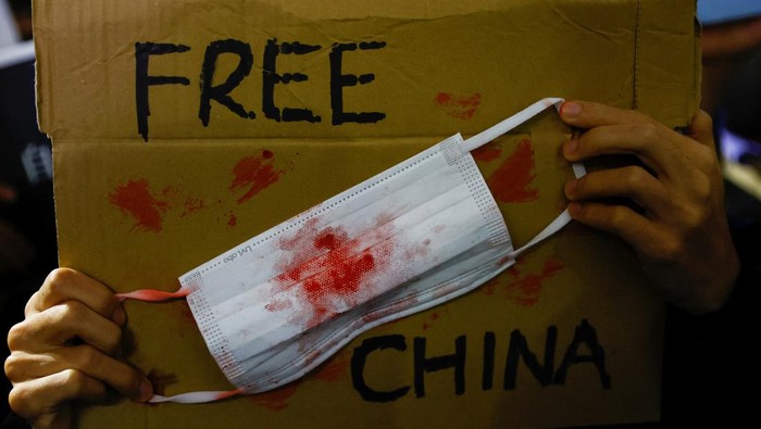 Chinese residents living in Japan take part in a solidarity protest against Chinas COVID-19 lockdowns, in Tokyo, Japan, November 30, 2022. REUTERS/Kim Kyung-Hoon