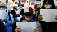 Para demonstran membawa kertas kosong dan sejumlah poster lainnya dalam aksi solidaritas tersebut.  