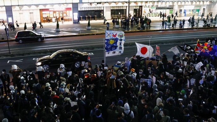 Aksi Solidaritas di Tokyo Tolak Lockdown China Chinese residents living in Japan take part in a solidarity protest against China's COVID-19 lockdowns, in Tokyo, Japan, November 30, 2022. REUTERS/Kim Kyung-Hoon