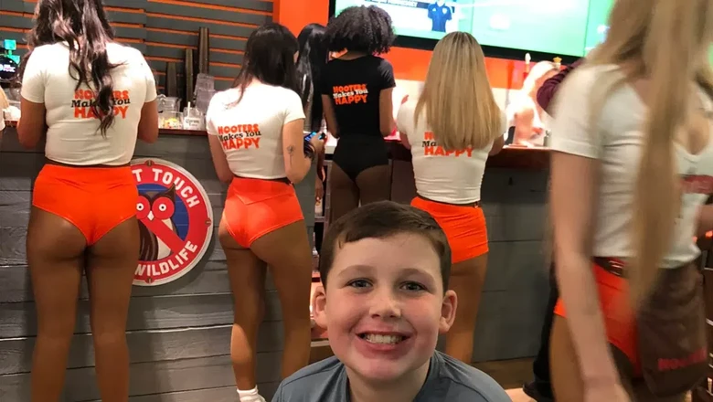 Anak 9 Tahun Diajak Ayahnya Pergi ke Hooters Anak 9 Tahun Diajak Ayahnya Pergi ke Hooters