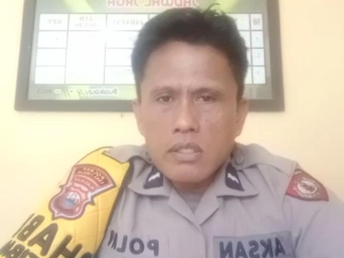 Anggota polisi di Tana Toraja, Aipda Aksan curhat di media sosial.