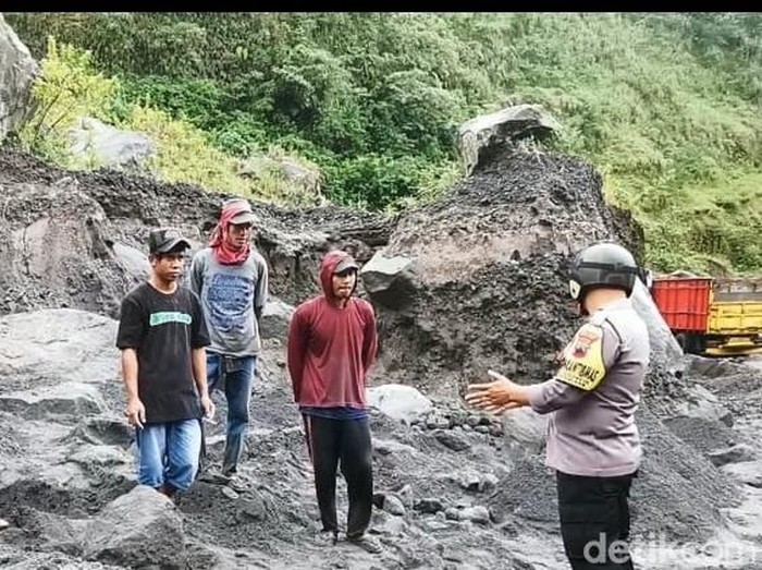 Anggota Polsek Kemalang mengingatkan para penambang tradisional di Sungai Woro, Klaten, agar waspada terhadap banjir lahar hujan.