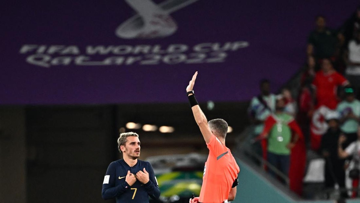 Gol Antoine Griezmann ke gawang Tunisia dianulir wasit (Foto: AFP via Getty Images/ANNE-CHRISTINE POUJOULAT)