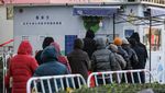 Antrean Panjang Tes COVID-19 di Permukiman Warga Beijing