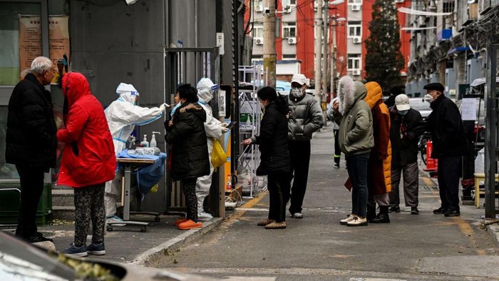 Antrean Panjang Tes COVID-19 di Permukiman Warga Beijing Residents undergo swab testing at a residential area under lockdown due to Covid-19 coronavirus restrictions in Beijing on November 29, 2022. (Photo by Noel CELIS / AFP) (Photo by NOEL CELIS/AFP via Getty Images)