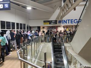 Antre Panjang di Halte CSW Imbas TransJ Arah Puri Beta Belum Tersedia
