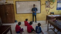Pemerintah Kabupaten Lebak memberikan bantuan dana insentif untuk guru honorer SD dan SMP sebesar Rp600 ribu per bulan guna memberi mereka motivasi dan semangat mengajar. 