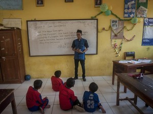 Menyeimbangkan Kekurangan 1,1 Juta Guru dengan Mengangkat 1 Juta Guru Honorer