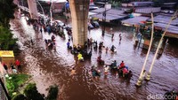 Jalan Ciledug Raya terendam sekitar pukul 18.00 WIB.