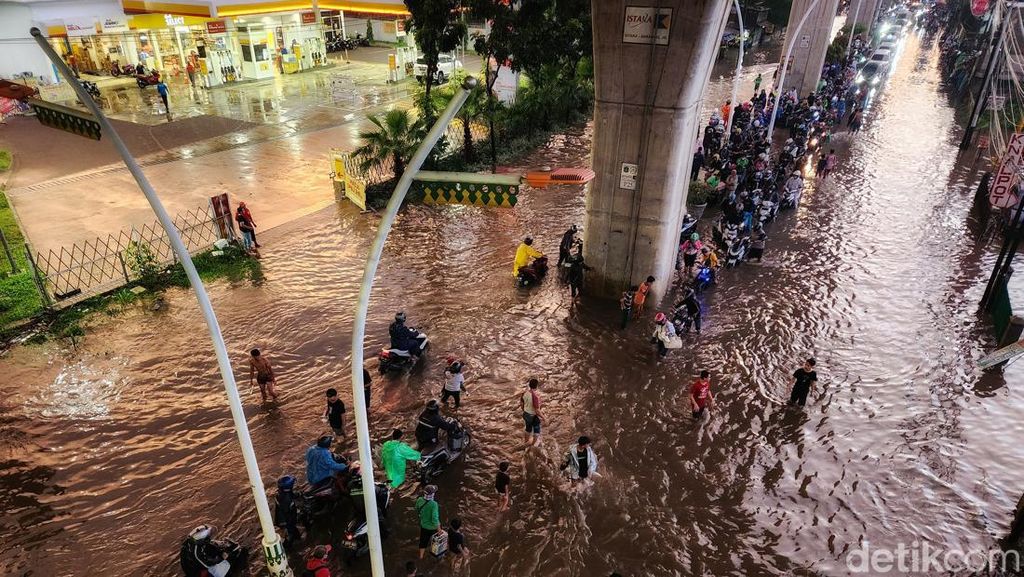 Jl Ciledug Jaksel Banjir, Arus Lalu Lintas Sempat Terputus
