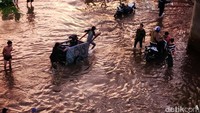 Momen ini dimanfaatkan warga sekitar untuk mengais rezeki dengan menawarkan ojek gerobok.