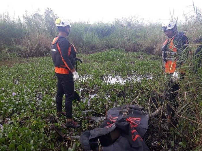Basarnas mengevakuasi korban yang diterkam buaya di Pasaman Barat