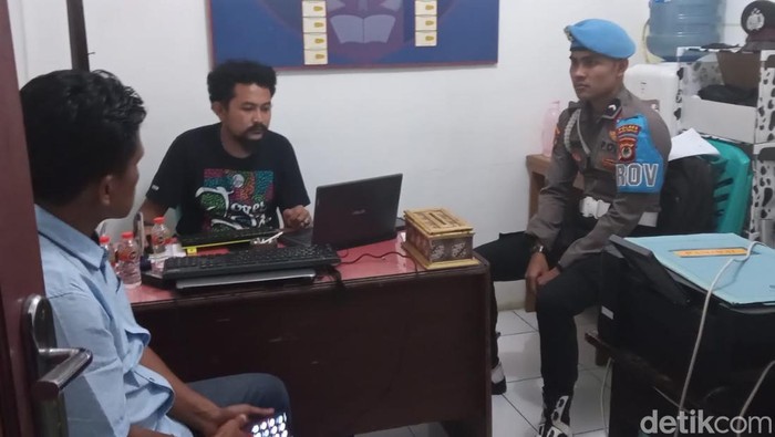 Bhabinkamtibmas di Tana Toraja, Sulsel, Aipda Aksan saat diperiksa Propam di Polres Tana Toraja.