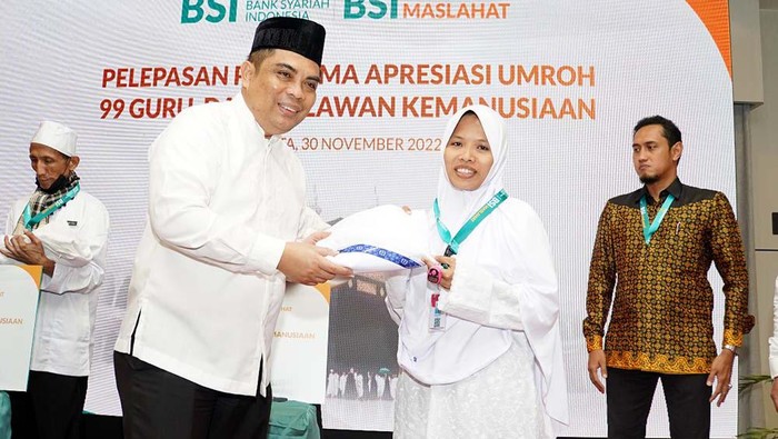Sebanyak 120 guru, da'i dan relawan kemanusiaan diberangkatkan umrah oleh Bank Syariah Indonesia. Guru, da'i dan relawan itu berasal dari berbagai daerah di Indonesia.