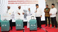 Direktur Sales & Distribution BSI Anton Sukarna melepas keberangkatan 120 guru, da’i, dan relawan kemanusiaan ke Tanah Suci.
