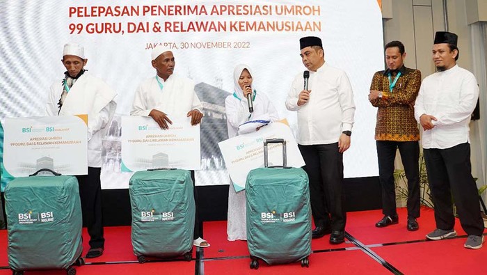 Sebanyak 120 guru, da'i dan relawan kemanusiaan diberangkatkan umrah oleh Bank Syariah Indonesia. Guru, da'i dan relawan itu berasal dari berbagai daerah di Indonesia.