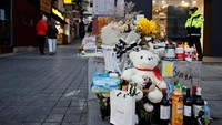 Sebulan usai tragedi Halloween, karangan bunga dan ucapan penuh duka masih memenuhi Itaewon.  
