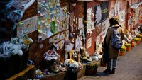 Masih banyak orang yang datang memberikan bunga di lokasi kejadian sebagai ungakapan duka.  