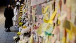 Bunga dan Ucapan Duka Masih Bertebaran di Itaewon