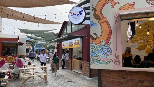 Pengunjung dapat merasakan atmosfer yang berbeda saat memasuki area Chillax karena letaknya di antara gedung perkantoran kawasan Sudirman. Sudut-sudut bangunan tenant tampak ditata sedemikian rupa sehingga menjadi spot foto estetik. Suasana Eropa begitu kental terasa. Nadhifa Sarah Amalia/detikcom   Pengunjung dapat merasakan atmosfer yang berbeda saat memasuki area Chillax karena letaknya di antara gedung perkantoran kawasan Sudirman. Sudut-sudut bangunan tenant tampak ditata sedemikian rupa sehingga menjadi spot foto estetik. Suasana Eropa begitu kental terasa. Nadhifa Sarah Amalia/detikcom  Â
