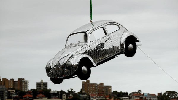 Demi Promosi, Mobil Ini Digantung di Atas Pelabuhan Sydney