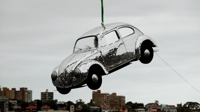 Demi Promosi, Mobil Ini Digantung di Atas Pelabuhan Sydney 'Mobil disko' bergelantungan di atas Campbell Cove , Australia. Aksi tersebut dilakukan untuk mempromosikan sebuah aplikasi Uber Carshare. Lihat nih.