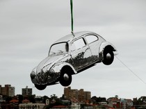 Demi Promosi, Mobil Ini Digantung di Atas Pelabuhan Sydney