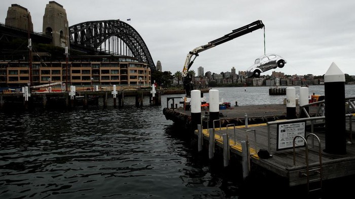 Demi Promosi, Mobil Ini Digantung di Atas Pelabuhan Sydney 'Mobil disko' bergelantungan di atas Campbell Cove , Australia. Aksi tersebut dilakukan untuk mempromosikan sebuah aplikasi Uber Carshare. Lihat nih.