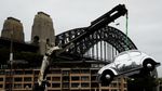 Demi Promosi, Mobil Ini Digantung di Atas Pelabuhan Sydney