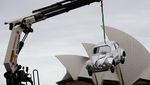 Demi Promosi, Mobil Ini Digantung di Atas Pelabuhan Sydney