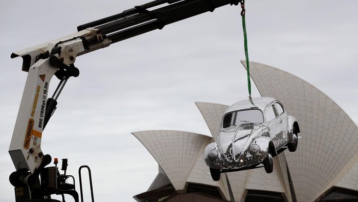 'Mobil disko' bergelantungan di atas Campbell Cove , Australia. Aksi tersebut dilakukan untuk mempromosikan sebuah aplikasi Uber Carshare. Lihat nih.