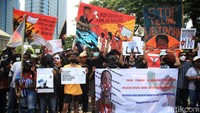 Pasukan gabungan sebanyak 3 satuan setingkat kompi (SSK) dikerahkan dalam mengamankan demonstrasi tersebut.