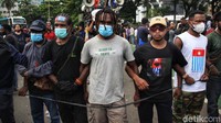 Massa dari Aliansi Mahasiswa Papua (AMP) berunjukrasa di kawasan Patung Kuda, Jakarta, Kamis (1/12/2022).   