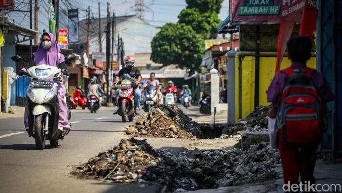 Material galian got menumpuk di pinggir Jalan Ki Hajar Dewantara, Ciputat, Tangsel. Akibatnya, lalin menjadi terganggu.
