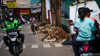 Belum terlihat adanya pengangkutan sisa galian proyek akhir tahun ini.