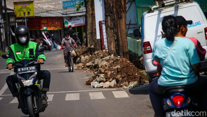 Duh Material Galian Got Numpuk Di Jalan Ki Hajar Dewantara Ciputat